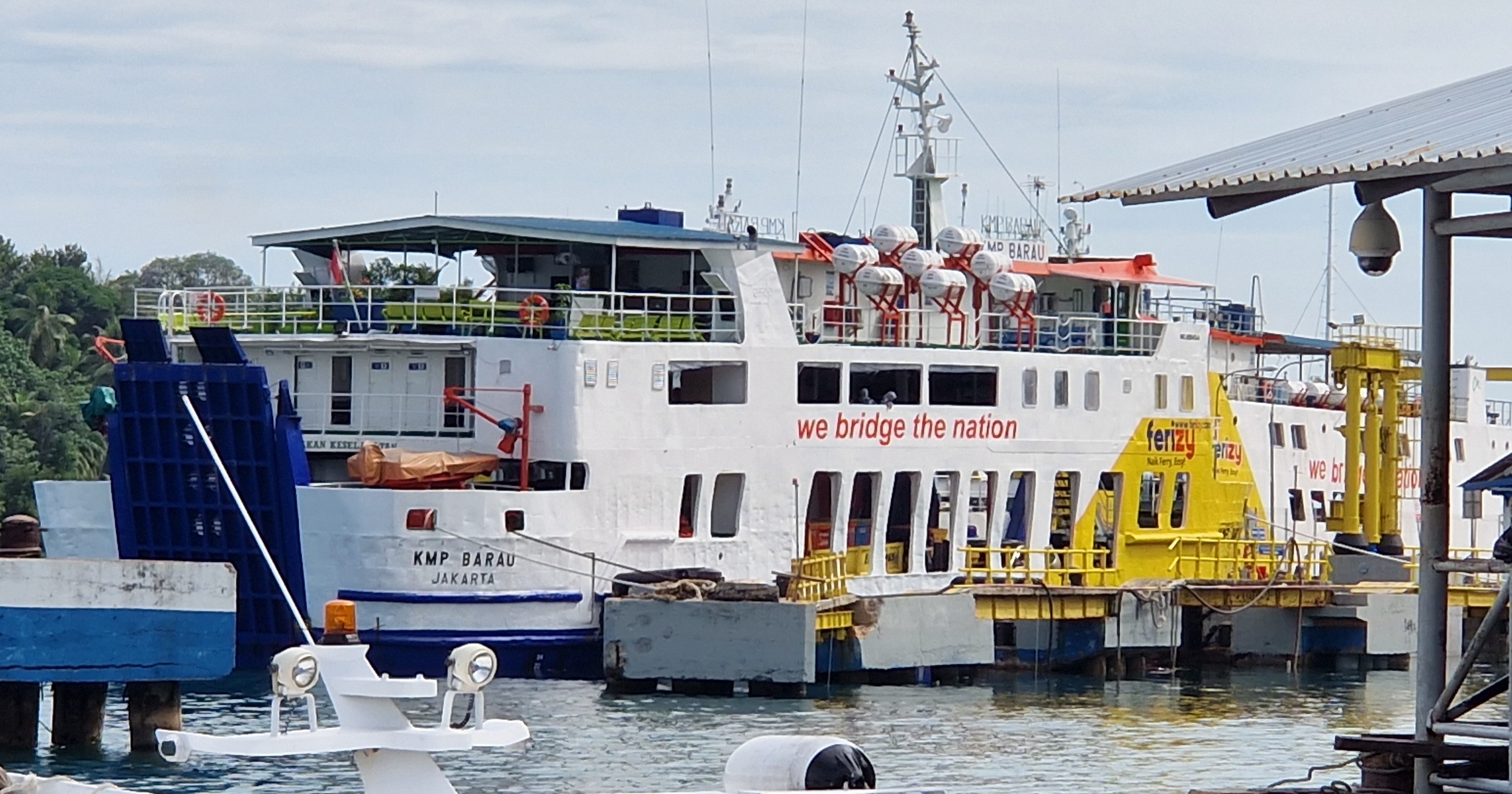 Image of a small passenger boat from Jakarta coming into port