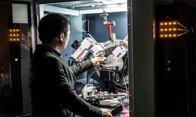 Study observing apparatus in an engineering workshop